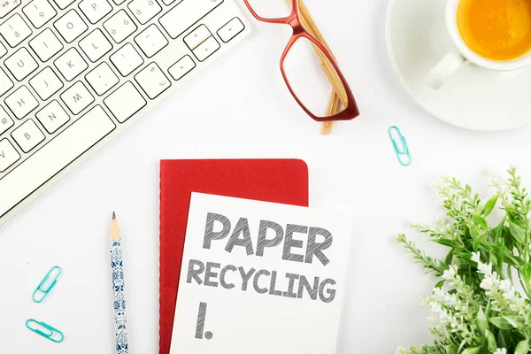 Συγγραφή Εμφάνισης Κειμένου Ανακύκλωση Χαρτιού Χρησιμοποιώντας Απορρίμματα Χαρτιού Ένα Νέο — Φωτογραφία Αρχείου
