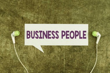 İş dünyasında çalışan iş adamlarının özellikle yönetici düzeyinde çalışanların, Kavramsal fotoğraflarının gösterilmesi. Özellikle de yönetici düzeyinde çalışanların.