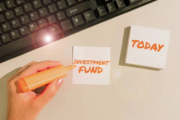 Text Der Inspiration Zeigt Investmentfonds Ein Kapitalangebot Das Zahlreichen Anlegern — Stockfoto