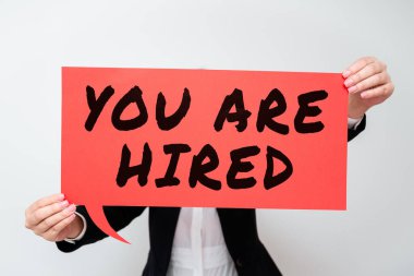 İşe alındığını gösteren metin başlığı, bir iş için işe alımın doğru aday olarak seçilmesi anlamına geliyor.
