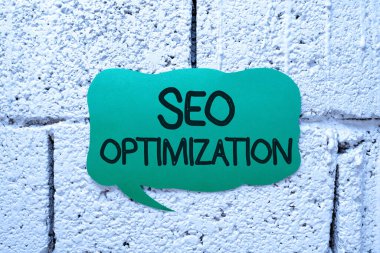 Web sitesinin veya sayfanın çevrimiçi görünürlüğünü etkileyen Seo İyimserleştirme süreci, web sitesinin veya sayfanın çevrimiçi görünürlüğünü etkileyen kavramsal fotoğraf süreci