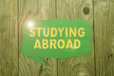 El yazısı tabelası Öğrenciler, okuldaki gençlerin istediği şeylerin ya da hayallerin listesi, iş görüşmeleri, yurtdışından yurtdışına seyahat etmeyi öğreniyorlar.