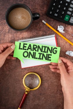 İnternet ve teknolojinin yardımıyla yeni bir şey öğrenmeyi gösteren metin işareti, İnternet ve teknolojinin yardımıyla yeni bir şey öğrenme anlamına geliyor.