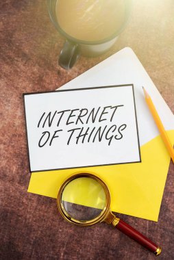 Aygıtların Net 'e bağlandığı şeylerin internetini sunan metin başlığı, Veri Almak için Aygıtların İş konsepti bağlantısını İnternet' e gönder