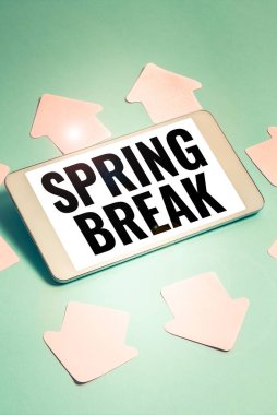 Bahar Tatili, Okullarda Kavramsal Fotoğraf Tatili ve İlkbaharda Üniversiteleri Gösteren Metin Tabelası