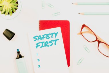 İlham veren Güvenlik Önce, İnternet Konsepti Gereksiz risklerden uzak durun Dikkatli olun