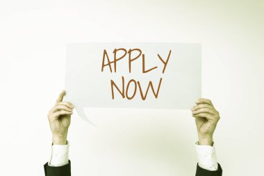 Şimdi Uygula, Sözcük Meslekle ilgili işi elde etmek için bir kişinin eylemine yazıldı