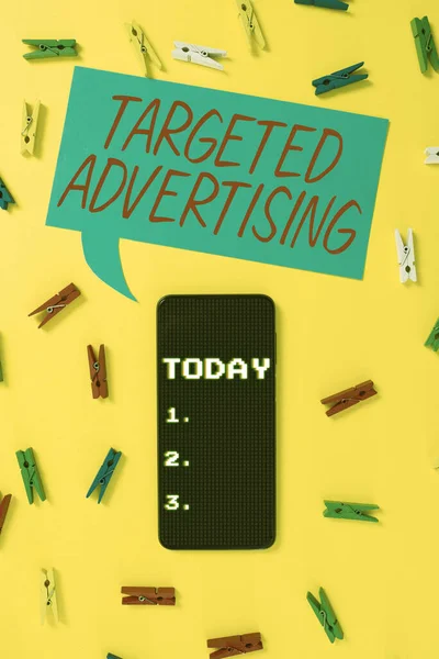 介绍基于消费者活动的有针对性广告 商业概念在线广告的文字标题 — 图库照片