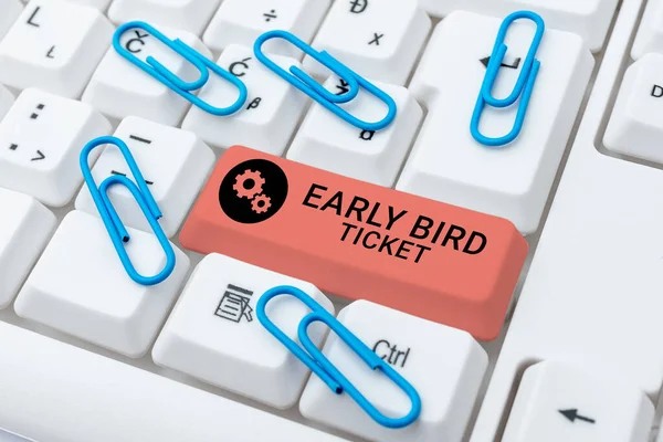 Написавши Знак Early Bird Ticketbuying Перш Ніж Він Вийшов Продаж — стокове фото