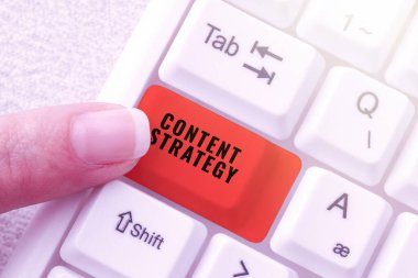 Metin İçeriği Stratejisi 'nin iyi fotoğraflar ve kelimeler kullanarak pazarlama planı yazılması, kavramsal fotoğraf iyi fotoğraflar ve kelimeler kullanarak pazarlama planı oluşturur