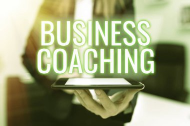 İşletme Koçluğu çalışanlarının bir uzmana danışmanlık yaparak daha aktif hale gelmelerine yardımcı oluyor, yani çalışanların bir uzmana danışmanlık yaparak daha aktif hale gelmesine yardımcı oluyor.