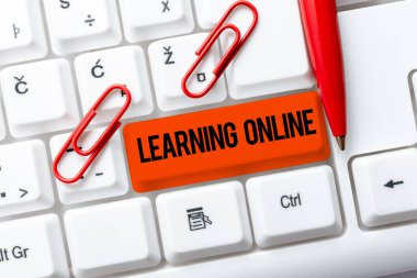 İnternet ve teknolojinin yardımıyla yeni bir şey öğrenme ilhamını gösteren metin, İnternet ve teknolojinin yardımıyla yeni bir şey öğrenin.
