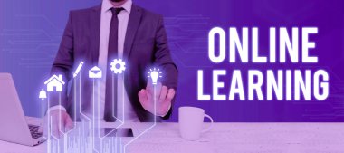 İnternet ve bir bilgisayarın yardımıyla Online LeearningLarning 'in el yazısı metni İnternet ve bilgisayar yardımıyla Larning