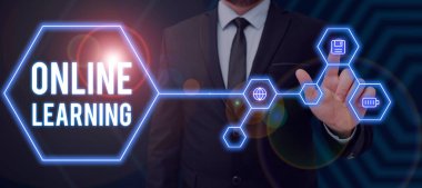 İnternet ve bir bilgisayarın yardımıyla Online LearningLarning 'i gösteren metin işareti, İnternet ve bir bilgisayarın yardımıyla Larning' e Yazılan Söz