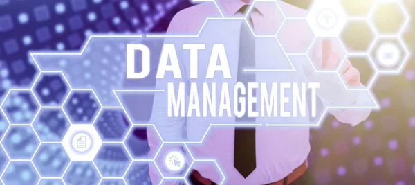 显示数据管理的文字符号组织和维护数据流程的实践 商业方法组织和维护数据流程的实践 — 图库照片