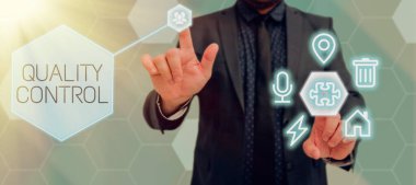 Müşteri seyahatini gösteren el yazısı tabelaları Satın Alma Huni tüketici modeli, İş fuarı standartlara göre satılan ürün veya hizmetlerin sigortalandığından emin olun