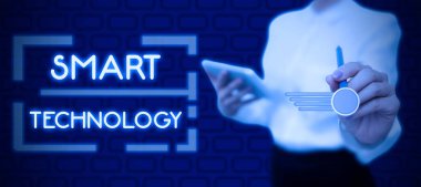 Bilgisayar ya da çip, kavramsal fotoğraf cihazları ya da bilgisayar ya da çip içine kurulmuş cihaz içeren kavramsal başlık Smart Technologygadgets ya da cihaz