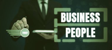 Metin başlığı iş dünyasında çalışan iş insanlarını sunar. Özellikle işletme düzeyinde, iş dünyasında çalışan insanları inceler. Özellikle de yönetici düzeyinde çalışanları.