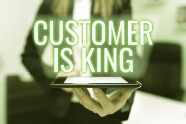 Kavramsal manşet Müşteri KingServe dikkatle ve uygun bir şekilde ihtiyaçlarını karşılar, iş vitrini dikkatle ve uygun bir şekilde hizmet eder.