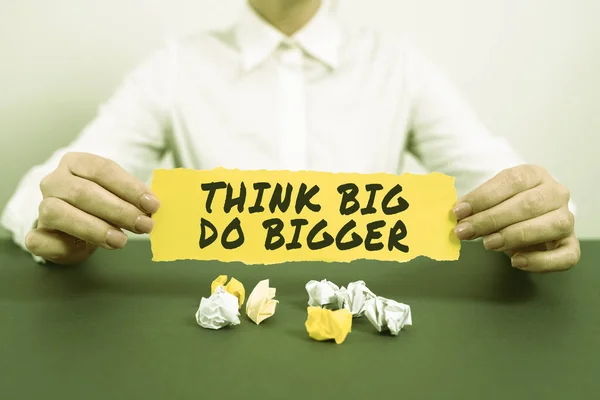 손으로 Think Big Bigger Business Overview Rises Bar Aim Far — 스톡 사진