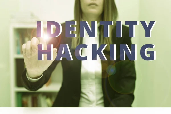 概念的なキャプションアイデンティティマルウェアを使用して個人情報を盗むハッカー犯罪者 マルウェアを使用して個人情報を盗む犯罪者に書かれた言葉 — ストック写真