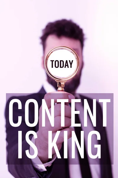 显示内容是王的文字符号内容是当今营销策略的核心 写在内容上的文字是当今营销策略的核心 — 图库照片