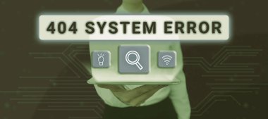 Web sitesi çöktüğünde ve ulaşılamayınca 404 Sistem Hatası 'nı gösteren bir işaret, web sitesi çöktüğünde ve ulaşılamazken kavramsal fotoğraf iletisi görünür.