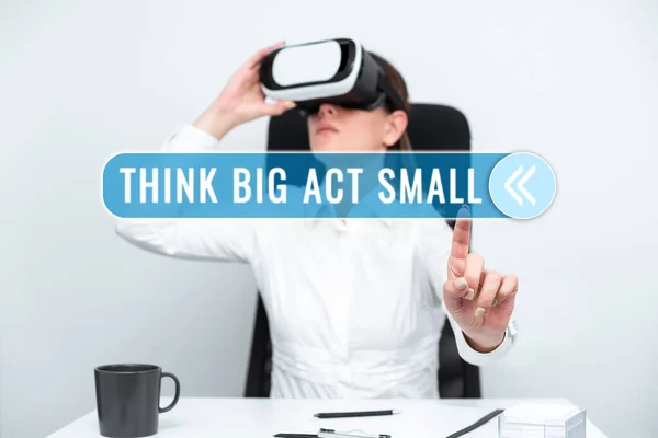 Das Schreiben Von Anzeigetexten Think Big Act Small Internet Konzept — Stockfoto