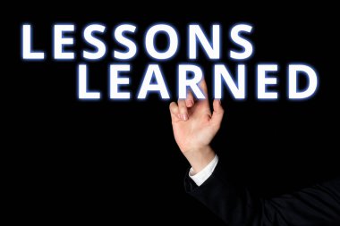 Dersleri sunan metin başlığı Öğrenilmiş paylaşımı destekle ve deneyimden türetilen bilgiyi kullan, İş Fikri paylaşımını destekle ve deneyimden türetilen bilgiyi kullan