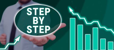 Basamaklı Adım, İş Yaklaşımı 'nı gösteren işaret Başarı Yön Geliştirme Yolundaki Yavaş İlerleme Büyüme