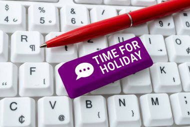 Yaz Plajı 'nda dinlenmek için birine yazı yazma zamanı kavramsal fotoğraf yazarak birine yaz plajında dinlenme zamanının geldiğini söylüyor.