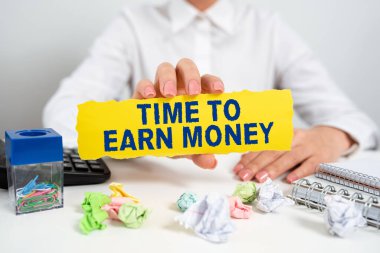 İş ya da Mülkiyete Yatırım İçin Para Kazanma, İş veya Mülkiyet İçin Para Kazanma, İş veya Mülkiyet İçin Para Alma Zamanı, Kavramsal Fotoğraf, İş veya Mülkiyet İçin Ödenek Alma Vaktini gösteren metin