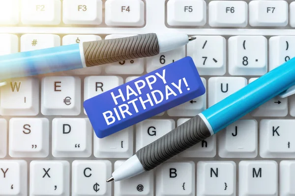 Inspiración Mostrando Signo Feliz Cumpleaños Aniversario Del Nacimiento Una Persona — Foto de Stock