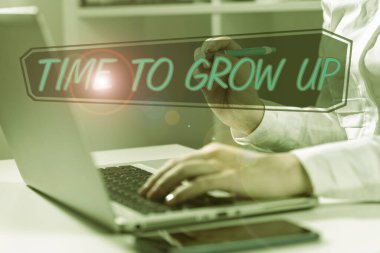 Yetişkin bir insan olduğunu bilerek büyümek için zamanı sunan metin başlığı, yetişkin biri olduğunu bilerek iş dünyası vitrini.