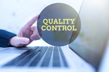 Müşteri seyahatini gösteren el yazısı metin satın alma huni tüketici modeli, iş yaklaşımı standartlara göre satılan ürün veya hizmetlerin sigortalanmasını sağlar