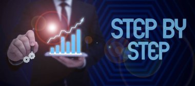 Metin Adım Adım, İnternet Konsepti Başarı Yön Geliştirme Yavaş İlerleme Yolu Yazılıyor