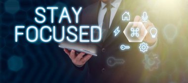 Metin başlığı Odaklan, Kavramsal Fotoğraf Dikkatli Odaklan Önceliği Görevin dikkatinin dağılmasına izin verme