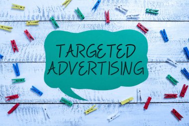 El yazısı işareti Hedeflenmiş Reklamcılık, kavram anlamı Online Reklam Reklamları Tüketici etkinliği tabanlı