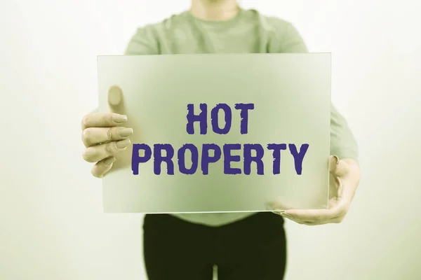 Znak Tekstowy Pokazujący Hot Property Słowo Wpisany Czymś Jest Poszukiwane — Zdjęcie stockowe