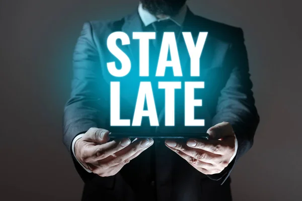 テキストを表示する書き込み Stay Late Internet Concept人が時間外のどこかに行くルーチン — ストック写真
