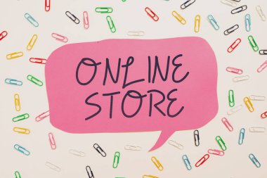 İlham veren çevrimiçi mağazayı gösteren metin, satılık öğeler sunan ve kredi kartı kabul eden bir web sitesinde yazılan sözcük