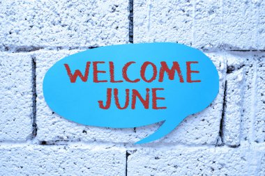 Metin başlığı sunar: Hoşgeldiniz Haziran, Kelime Takvim Altında Yazılmıştır. İkinci Çeyrek: 30 Gün