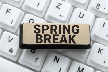 El yazısı tabelası, Yaz Tatili Sözcüğü Okullarda ve İlkbaharda Üniversitelerde Yazıldı