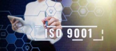 Iso 9001 'i gösteren işaret levhası, iş yaklaşımı müşterilerin ihtiyaçlarını karşılamak için yardım kuruluşları tasarlandı
