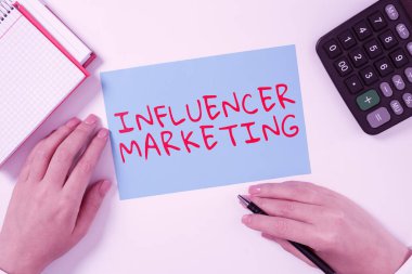 Potansiyel Hedef Müşterileri Etkileyen Endorser 'e Yazılan Sözcük Etkilenen Pazarlama Simgesi