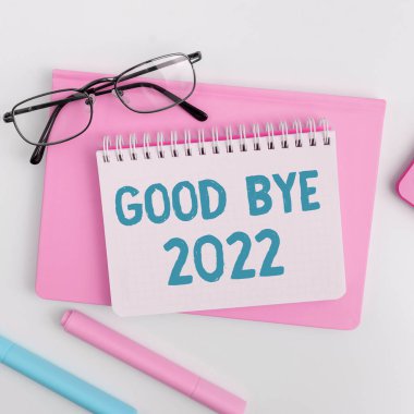 İlham göstergesi olarak 2023 'e elveda, iş şovu mutlu noeller yeni yıl insanları mutlu noeller