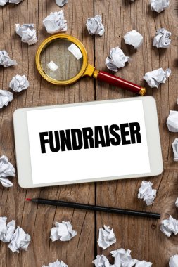 Görevi hayır kurumuna maddi destek aramak olan Kavramsal fotoğraf sanatçısı, metin sermayesi yazma