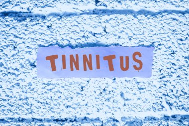 El yazısı işareti Tinnitus, kavramsal fotoğraf zil ya da müzik ve kulaklarda benzer ses hissi.