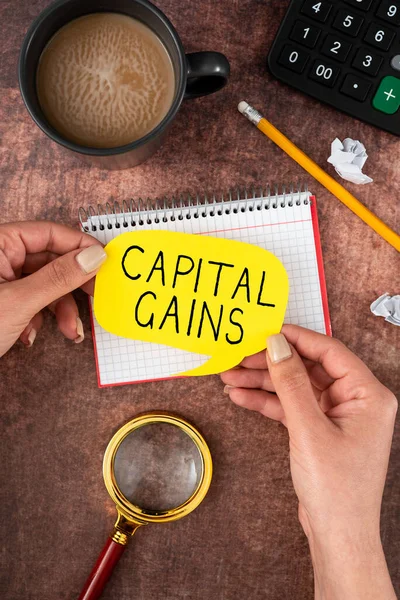 Schrijven Met Tekst Capital Gains Bedrijfsoverzicht Obligaties Aandelen Winst Inkomstenbelasting — Stockfoto