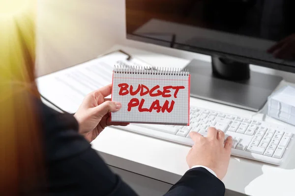 显示预算计划 互联网概念 财务时间表的文字标牌 通常为某一特定时期 通常为一年 — 图库照片